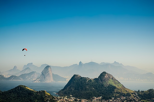 Clima do dia no Rio de Janeiro: sol entre nuvens e possibilidade de chuvas rápidas à tarde e à noite